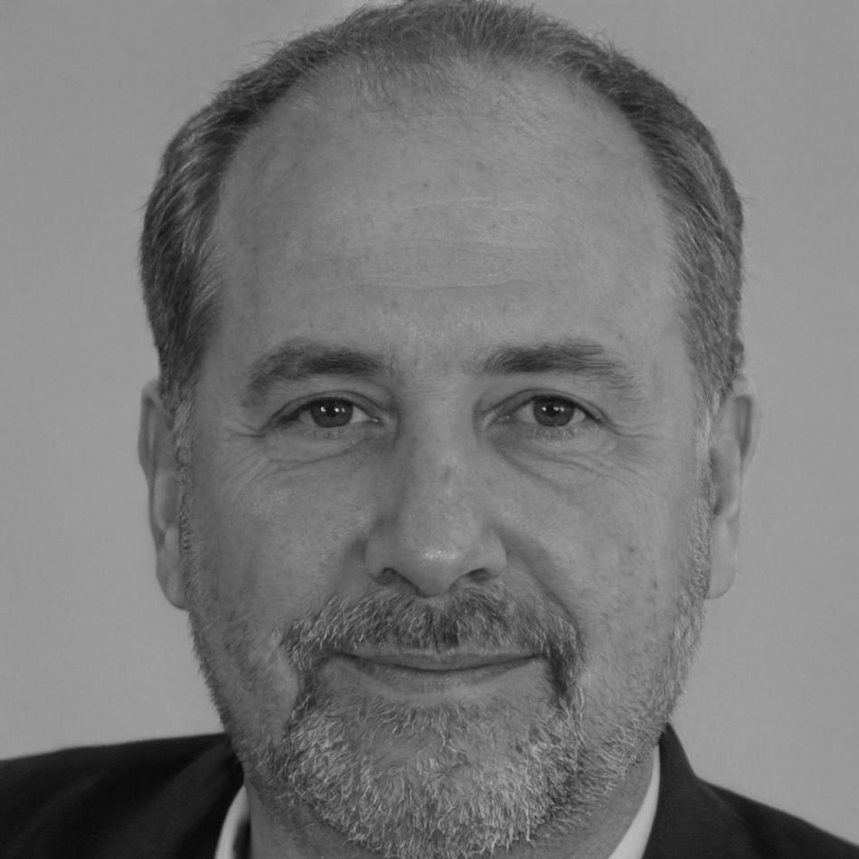 Expert floral design instructor